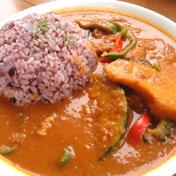 野菜たっぷりカレーと黒糖シフォン(*^^*)
カレーにもなんと黒糖入り‼|けこさん