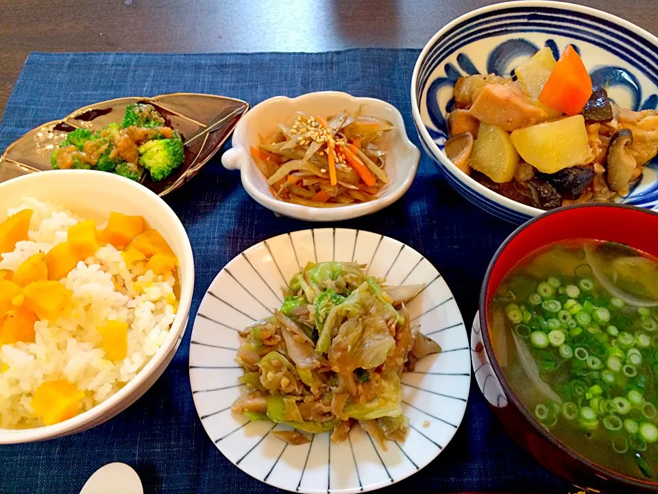 さつまいもご飯    レタスと舞茸の醤油麹炒め    ブロッコリーのだし麹和え   きんぴらごぼう   根菜の煮物|NAKATAさん