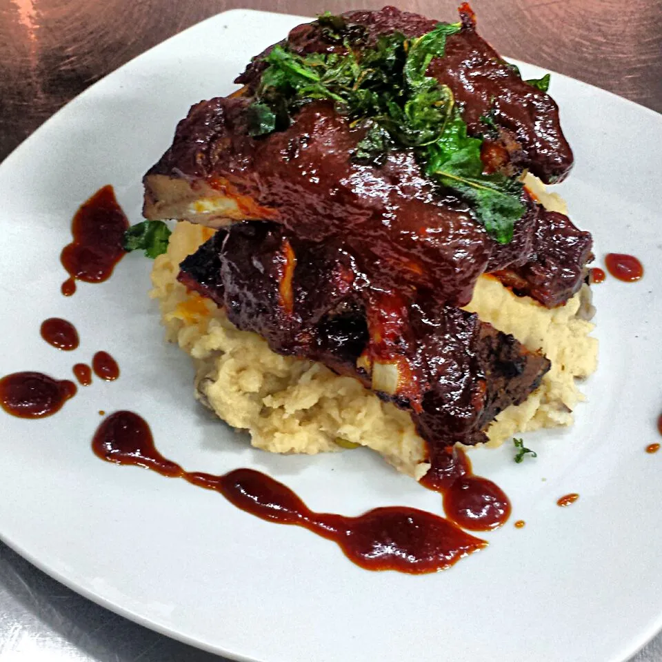 our amazing ribs sitting on a bed of chessy mash potatoes|Steven Doportoさん