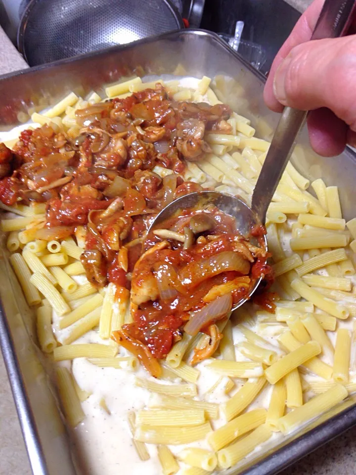 その上に鶏肉のトマト煮込みを流し入れてマカロニに染みるようにします|Chef 中川浩行さん