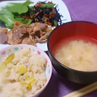 しょうが焼き,ひじきの煮物,さつまいもご飯,玉ねぎお味噌汁|のぞみさん