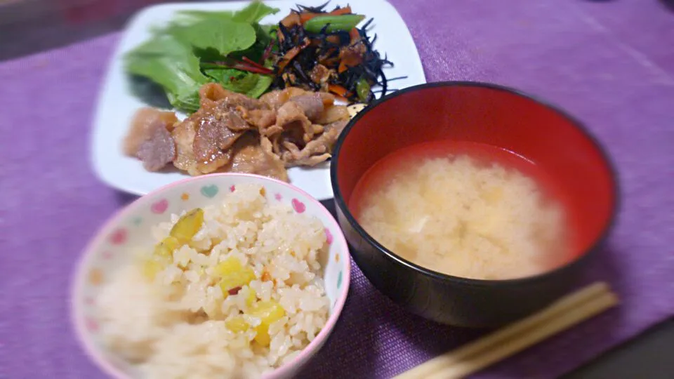 しょうが焼き,ひじきの煮物,さつまいもご飯,玉ねぎお味噌汁|のぞみさん