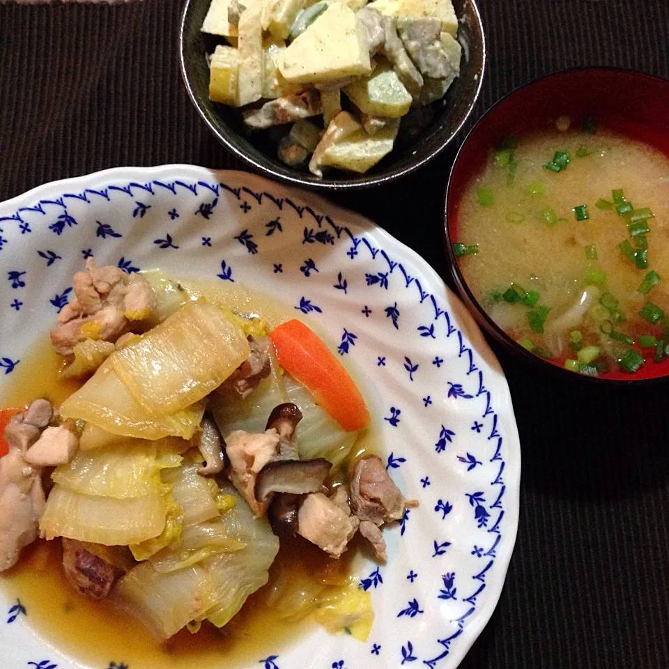 鳥もも肉と白菜の炊いたん、リンゴとジャガイモとインゲンのサラダ、玉ねぎの味噌汁|今日の献立さん