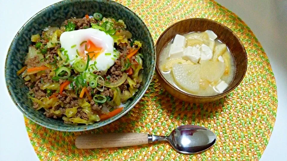 そぼろすき焼き丼、お味噌汁♡|yuiさん