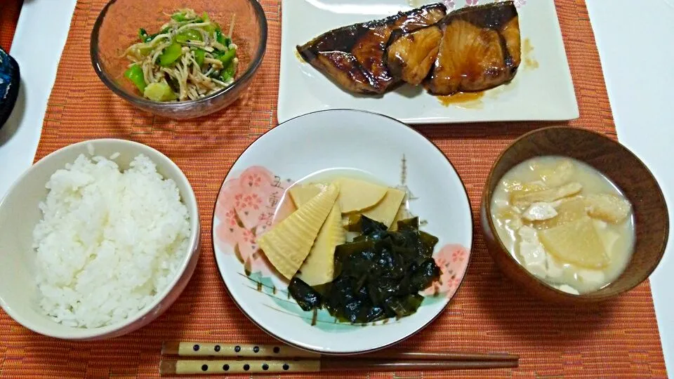 ぶりの照り焼き、若竹煮、チンゲンサイとえのきのナムル、お味噌汁♡|yuiさん