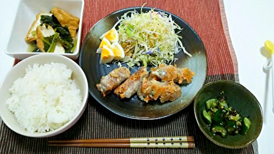 豚肉のチーズしそ巻き焼き、サラダ、小松菜と厚揚げの煮物、きゅうりの塩昆布和え♡|yuiさん