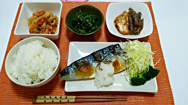 鯖の塩焼き、切り干し大根の煮物、ほうれん草の胡麻和え、蒟蒻と厚揚げの煮物♡|yuiさん