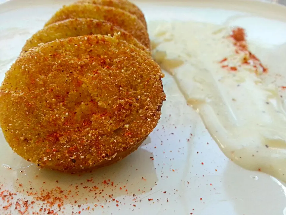 Fried Green Tomatoes with Creamy Gravy and a touch of Cayenne|Dustin Stairさん