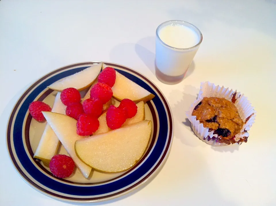 Healthy homemade blueberry muffins, milk & Asian pear with raspberries.|victoria valerioさん