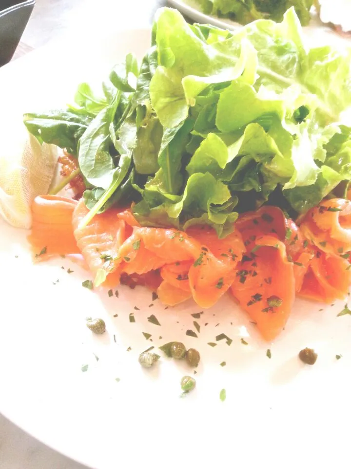 Snapdishの料理写真:Smoked Salmon Salad|poonpunzさん