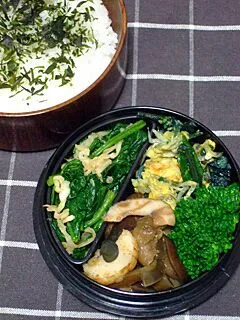 お弁当（もみわかめかけご飯、ほうれん草と切り干し大根のお浸し、コウタイサイとしらすの卵炒め、ちくわとなすの炒め物、ブロッコリー）|すーさん