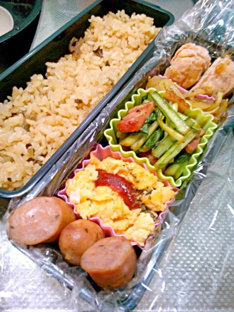 Snapdishの料理写真:3/18 お弁当
★鶏と牛蒡の炊き込み御飯
★小松菜とベーコンのソテー
★玉ねぎのフレンチソテー
★スクランブルエッグ
★ウィンナー
★唐揚げ[冷凍]|Chimさん