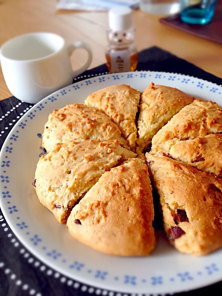 Snapdishの料理写真:ひよこさんの料理 抹茶チョコスコーン|S.Kasumiさん