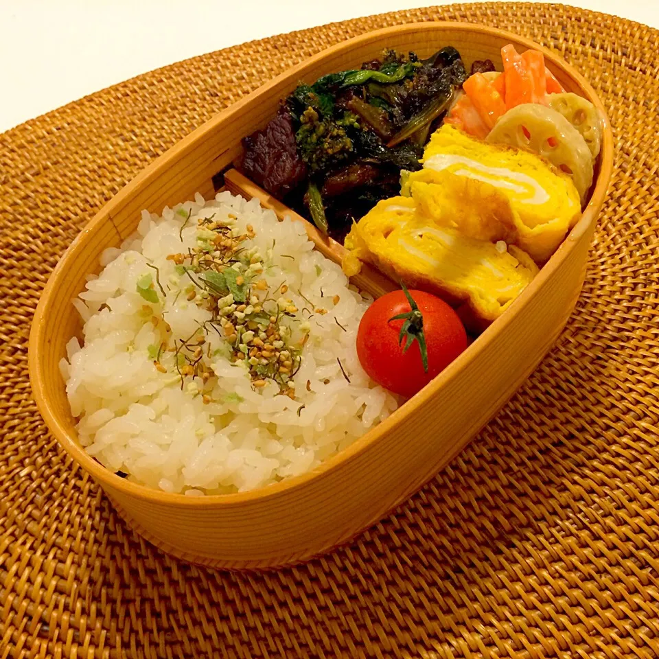 Snapdishの料理写真:今日のお弁当！牛肉と菜の花の炒め物、レンコンとにんじんのマヨ柚子胡椒和え、卵焼き(^｡^)|mamigoさん