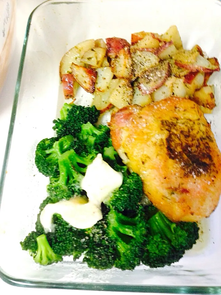 Simple work dinner, oven roasted tarragon chicken, red potatoes and broccoli|Amber Lynneさん