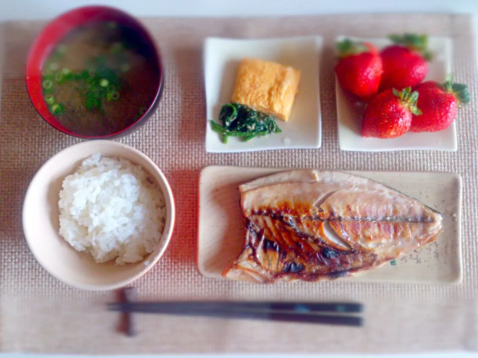 イナダ塩麹焼き 卵焼き ほうれん草胡麻和え 納豆味噌汁 さちのか(苺)|にゃろめさん