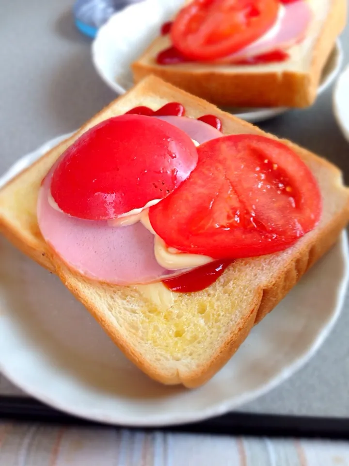 ゴーダチーズ乗せハムトマトトースト笑|食いしん嬢さん