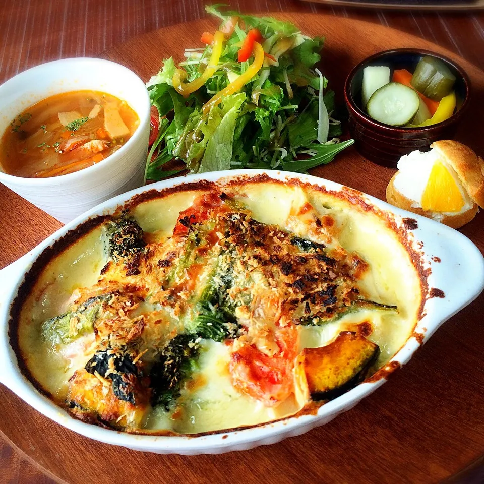 本日のプレートランチ（ゴロゴロ野菜とチキンのドリア、ミネストローネ、サラダ、甘いクリームチーズのシュー詰め、ピクルス）|yukomama♪さん