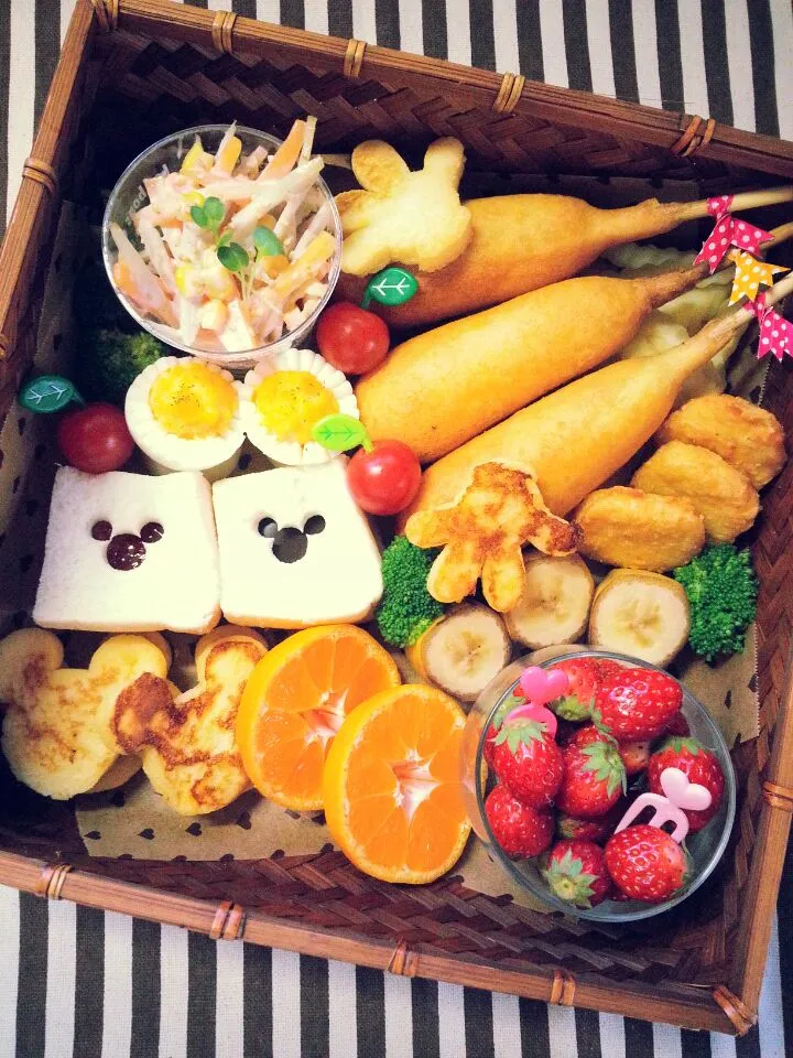 Snapdishの料理写真:ミッキーサンドイッチ&フレンチトーストのお弁当♪*|coco*mamaさん