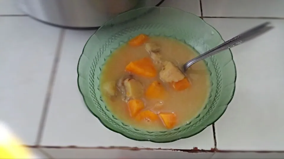 Snapdishの料理写真:kolak ubi+pisang(cassava&banana in gravy coconut milk)|mira rahmawatiさん