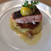 Wild caught salmon mash potato crisp w/ confi tomato and garlic|Mattin Nobliaさん