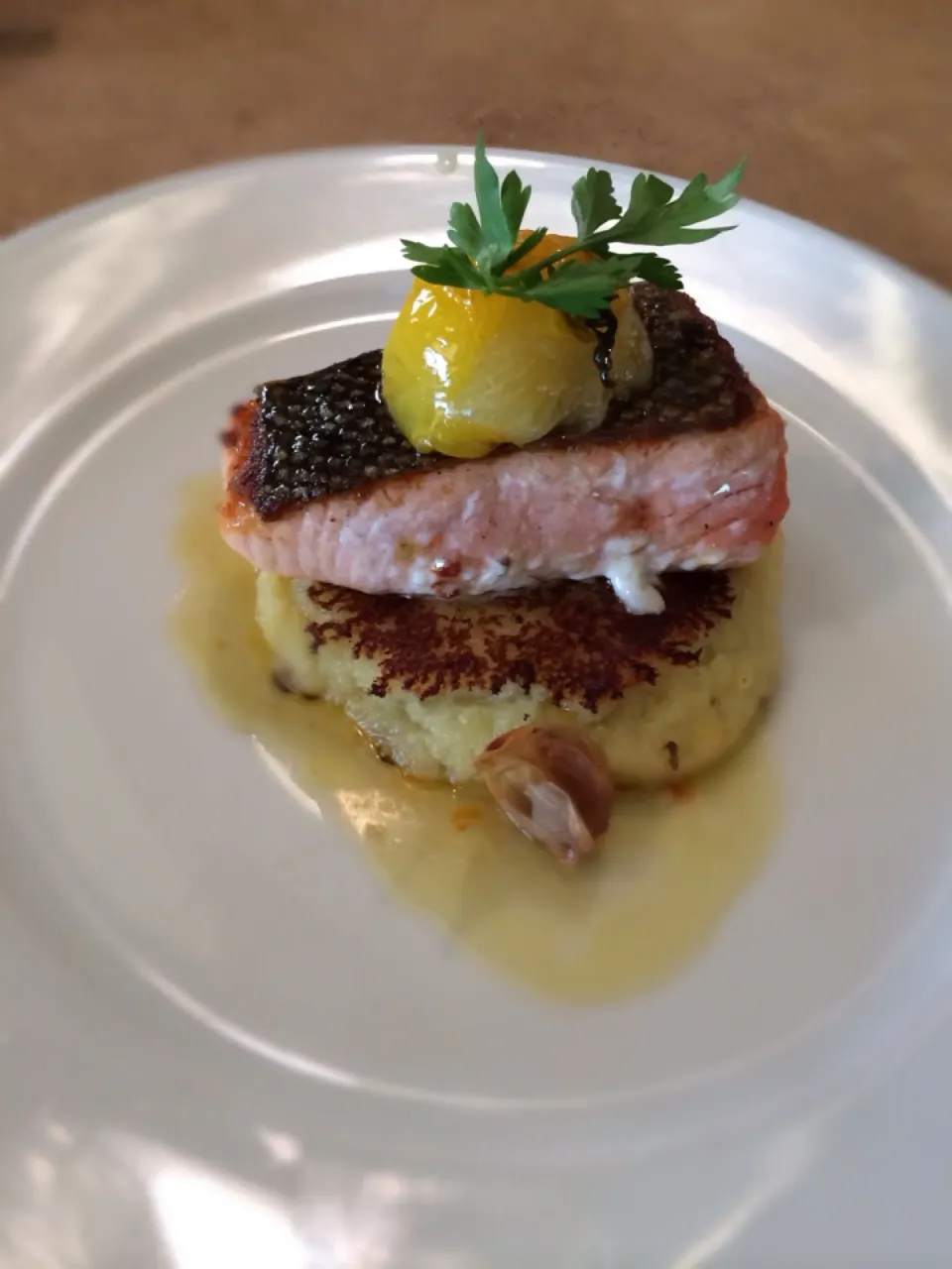 Wild caught salmon mash potato crisp w/ confi tomato and garlic|Mattin Nobliaさん