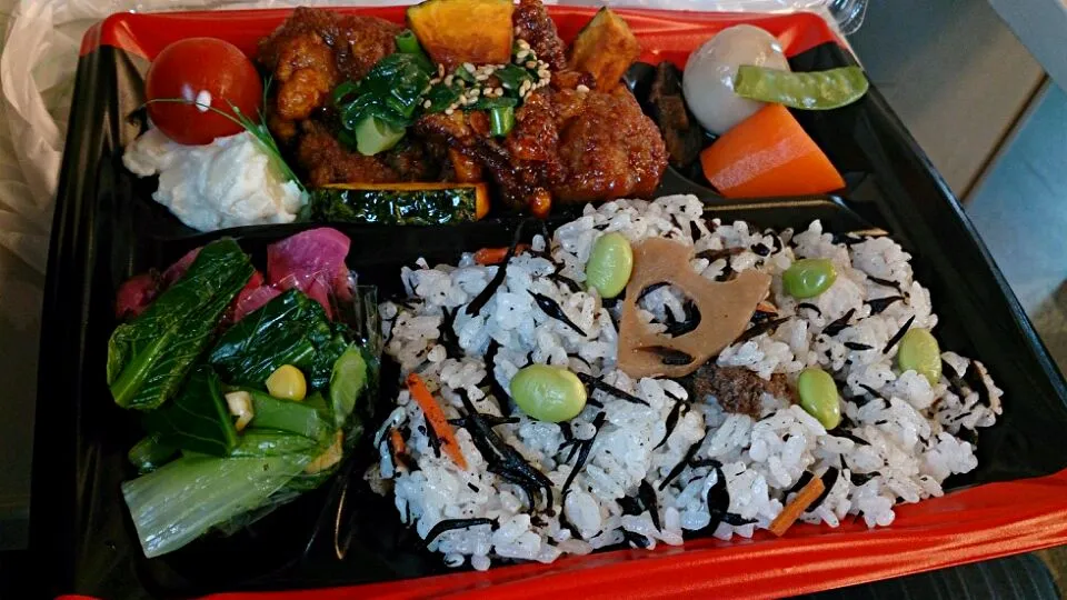 旨辛チキンのひじきご飯弁当|ボンゴさん