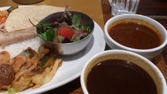 銀座のデリーで一番辛いカシミールと二番目に辛いカレーをチョイスして二種カレーのランチ。美味しいけど辛さとコクがトレードオフ気味なのが残念。|SATOSHI OOCHIさん