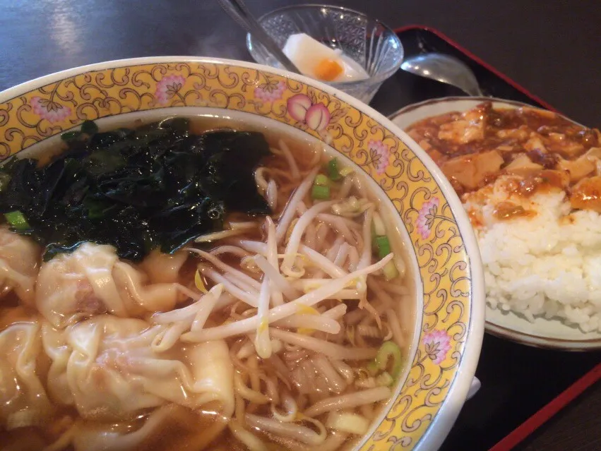 Snapdishの料理写真:【日替定食】ワンタン麺と小麻婆豆腐丼を頂きました。|momongatomoさん