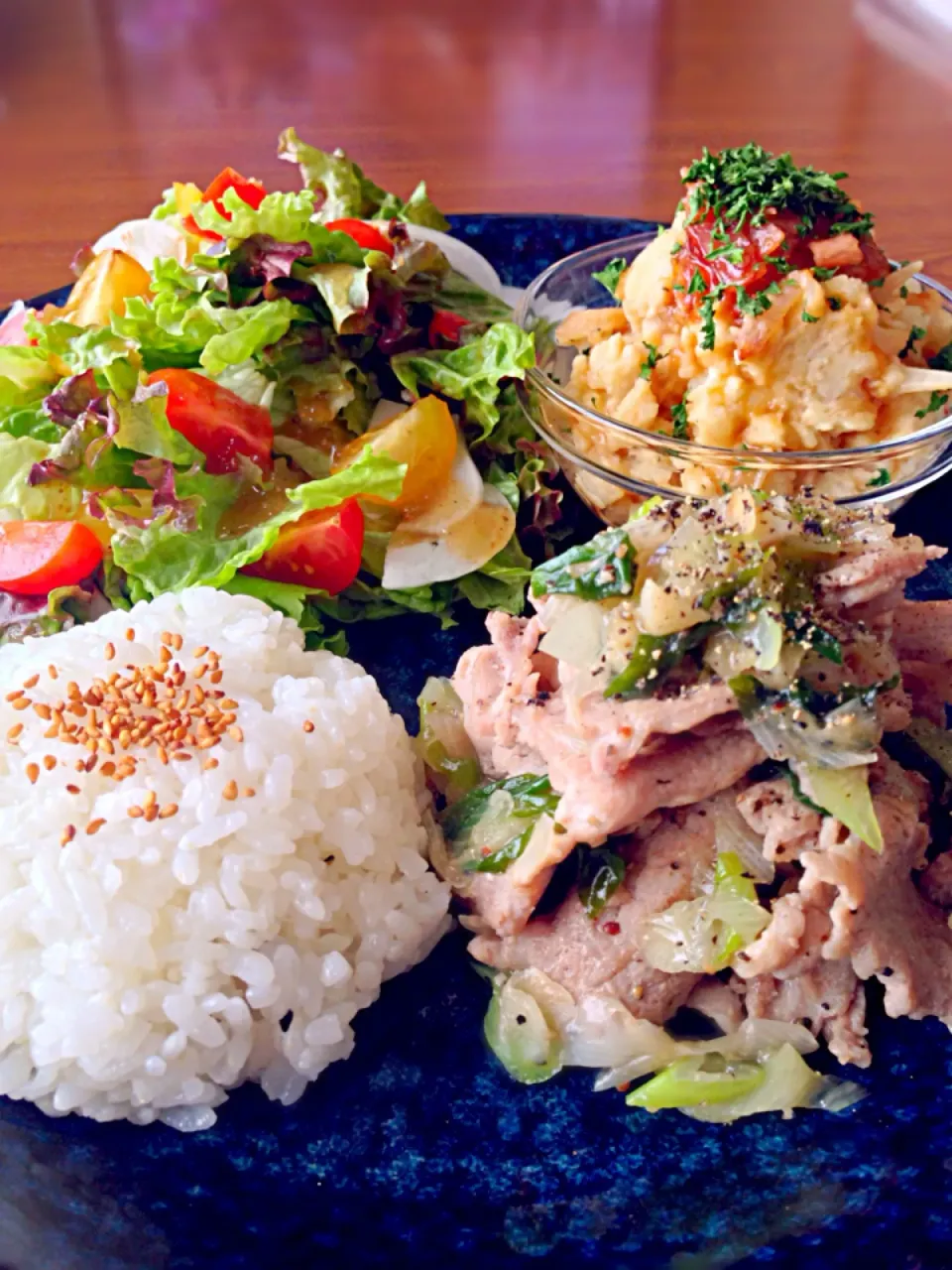 ⭐️豚肉とネギの塩だれ炒め ⭐️ご飯 ⭐️玉ねぎとベーコンの甘辛ポテトサラダ ⭐️野菜サラダ 玉ねぎドレッシング|よっちぃさん