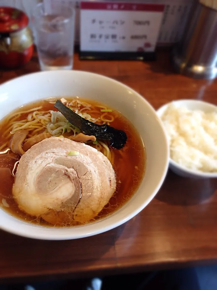 醤油ラーメンと半ライス|やまぴょんさん