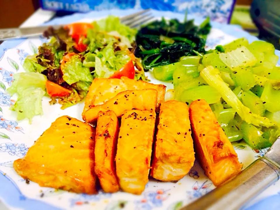 Grilled salmon with salad|Angel Waiさん