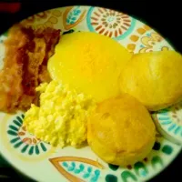 Cheesy yellow grits, biscuits, scrambled eggs & bacon|karokalさん