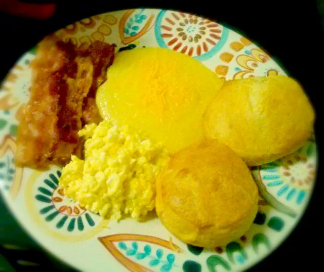 Cheesy yellow grits, biscuits, scrambled eggs & bacon|karokalさん