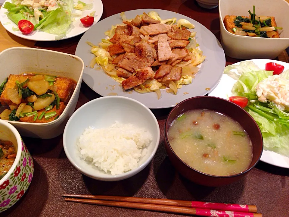 生姜焼き♡サラダ♡なめこの味噌汁♡厚揚げとかぶ煮♡食後にいちご|S.Kasumiさん