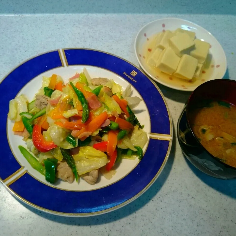 Snapdishの料理写真:豚肉と野菜の炒めもの、高野豆腐、ごぼうとえのき茸のお味噌汁。|rokochixxx666さん