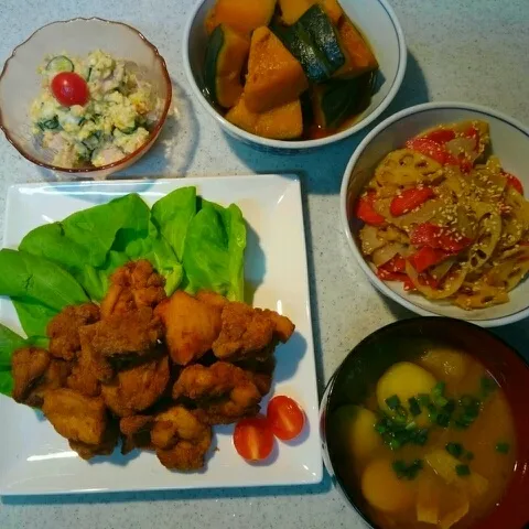 Snapdishの料理写真:鶏からあげ、蓮根きんぴら、かぼちゃ煮、ポテトサラダ、さつまいもと油揚げのお味噌汁。|rokochixxx666さん