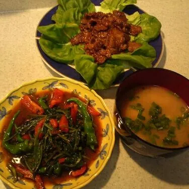 空心菜のタイ風炒め、焼肉、豆腐のお味噌汁。空心菜炒めに入ってる甘長唐辛子は収穫して流しに置いてたのを間違って入れた^^;|rokochixxx666さん