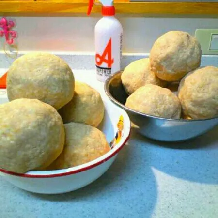 冬の間に仕込もうと思いつつ忘れてた味噌…今日やっと仕込みました。画像は味噌玉。これからバケツに投げ込みます！|rokochixxx666さん