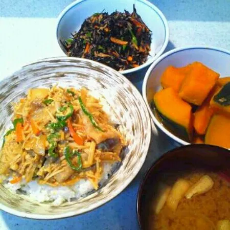 豚えのき丼、ひじき煮、かぼちゃ煮、牛蒡のお味噌汁。丼、えのき大袋一パック使い切りたくて全部入れたら、かなりグロいものが出来上がってしまいました(；´Д｀)|rokochixxx666さん