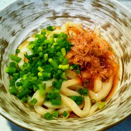 Snapdishの料理写真:手打ちぶっかけうどん。今日は一人でごはんなのでいろいろ作る気にはなれず、うどん打った（笑）|rokochixxx666さん