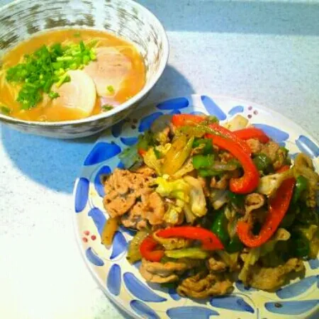 チャーシュー麺、豚肉と野菜の黒胡椒炒め。お昼に食べるつもりだったラーメンの賞味期限が切れちゃったので急遽メニュー変更。|rokochixxx666さん