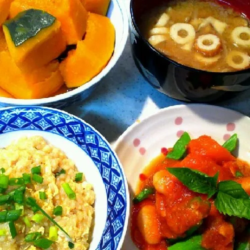 鶏肉と野菜のトマト煮、かぼちゃ、辛味噌おじや、舞茸とチクワのお味噌汁。冷蔵庫の整理なので、へんな組み合わせ(^_^;)|rokochixxx666さん