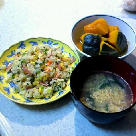 ニラチャーハン、かぼちゃの煮物、たまごと舞茸のスープ。冷凍室の残りごはんを消費したくて…チャーハン以外に思いつかなかった(^_^;)|rokochixxx666さん