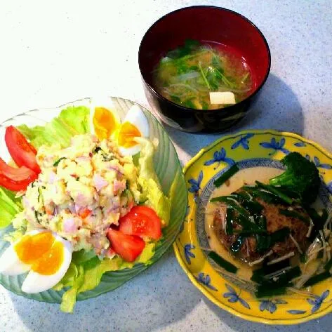 Snapdishの料理写真:ニラとえのきのあんかけハンバーグ、ポテトサラダ、豆腐と豆苗のお味噌汁|rokochixxx666さん