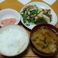 鶏と大葉のハンバーグ、豆苗とベーコンとしめじを炒めたもの、めかぶ汁、柚明太子～ヾ(o´∀｀o)ﾉ|まこっちさん