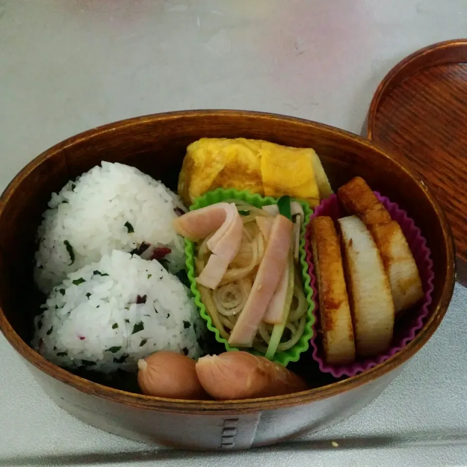 卵焼き、山芋のバター醤油焼き、春雨サラダ、ソーセージ
入りのお弁当(≧∀≦)|まこっちさん