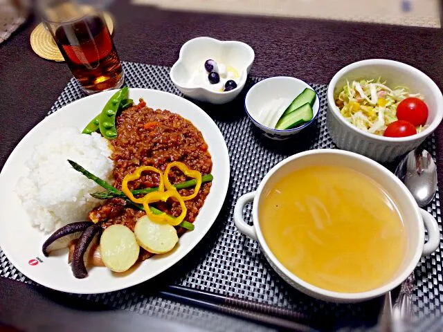 Snapdishの料理写真:胡桃入りキーマカレー グリル野菜添え
キャベツとツナコーンサラダ
胡瓜と大根の浅漬け
オニオンコンソメスープ
マンゴーとブルーベリーのヨーグルトかけ|rinkoさん