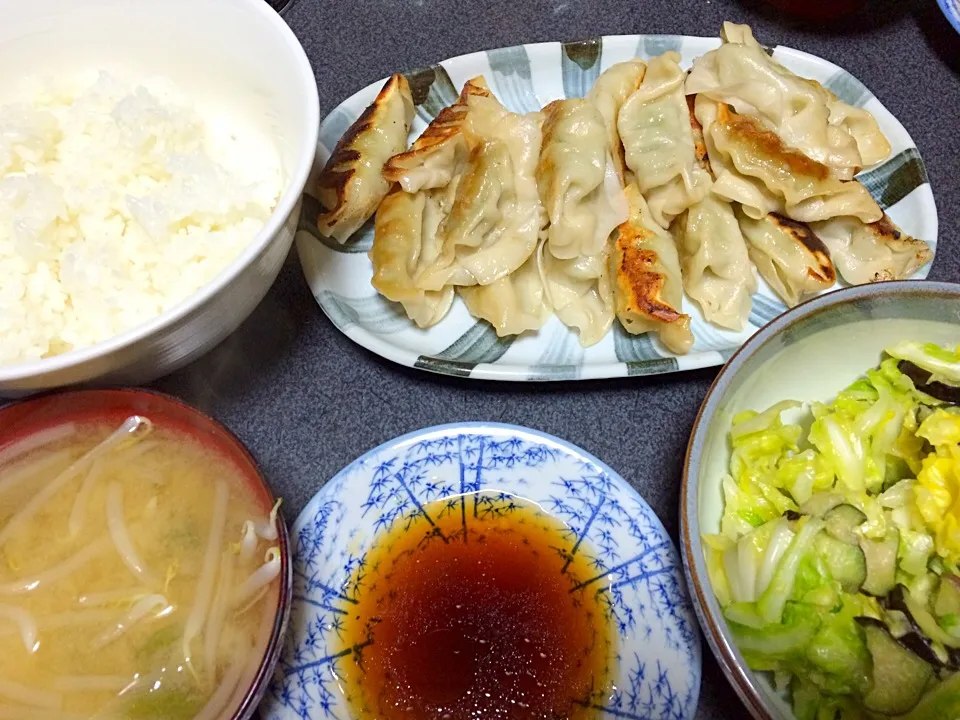 #夕飯 キャベツとナスの漬物、もやしネギ味噌汁、白米、野菜餃子。今夜はうちは野菜の日だな。|ms903さん