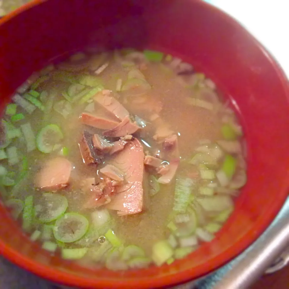 やっぱり美味しいなまり節の味噌汁。 なまり節を刻んで5分ほど煮て味噌を加えるだけ。 減塩タイプの麦味噌が一番相性が良いように思います。|honeyhunterさん